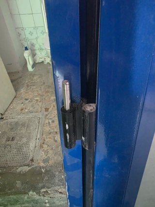 Puerta de Aluminio Azul con Cristal