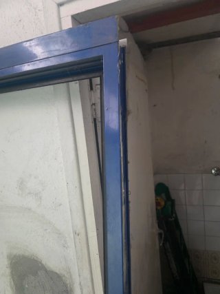 Puerta de Aluminio Azul con Cristal