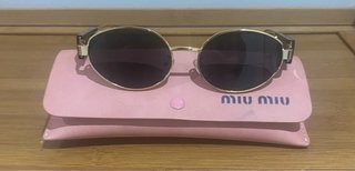 Gafas de sol Miu Miu doradas y negras