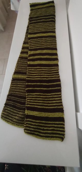 Bufanda de punto rayas marrón y verde .