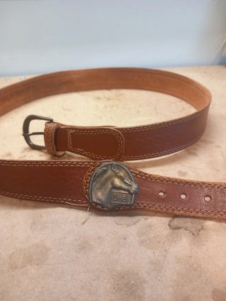 Cinturón de cuero marrón Lee con caballo
