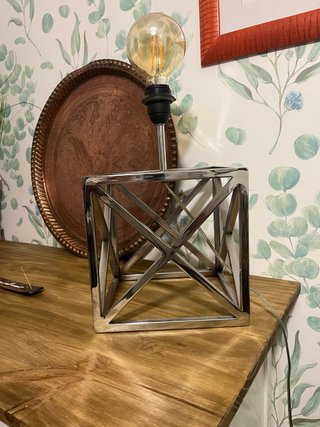 Lámpara de Mesa Minimalista en Acero