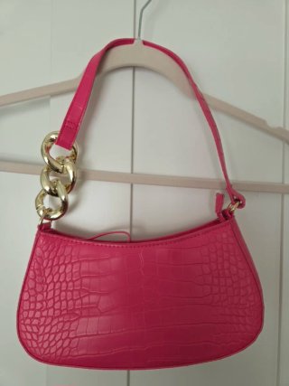 Bolso de hombro rosa con cadena
