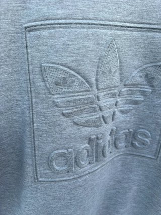 Sudadera Adidas Logo en Relieve Gris Talla S