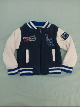 Cazadora estilo béisbol azul y blanco