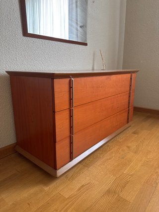 Cómoda de madera con espejo