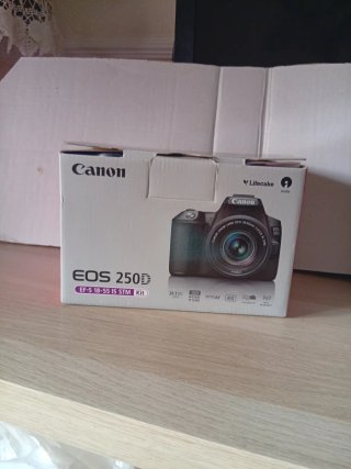 Cámara Canon EOS 250D / 2 objetivos y accesorios