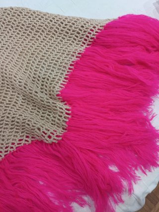 Toquilla crochet beige con flecos fucsia