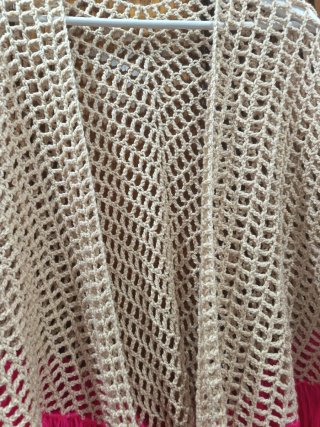 Toquilla crochet beige con flecos fucsia