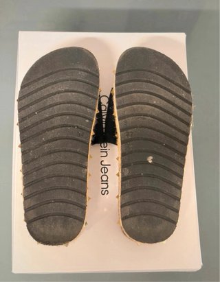 Sandalias con tachuelas