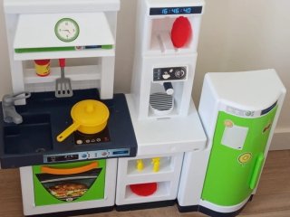 Cocina de juguete modular blanca y verde