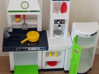 Cocina de juguete modular blanca y verde