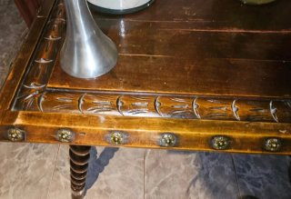 Mesa de madera con 2 sillas