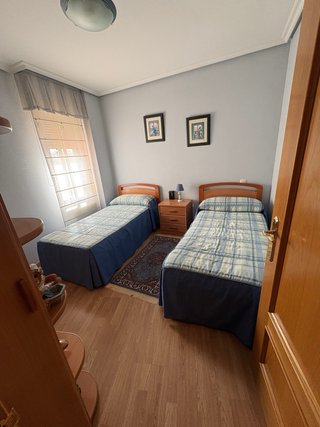 Dormitorio con dos camas y armario
