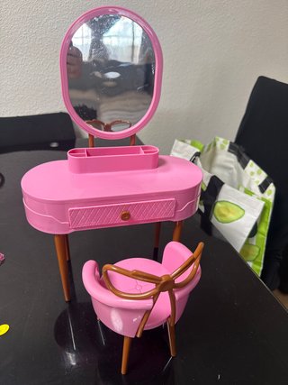Tocador de muñecas rosa con silla
