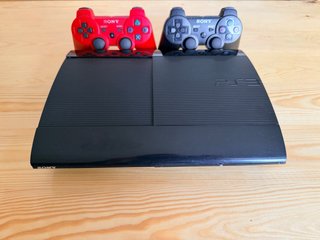 PlayStation 3 Super Slim con 5 mandos
