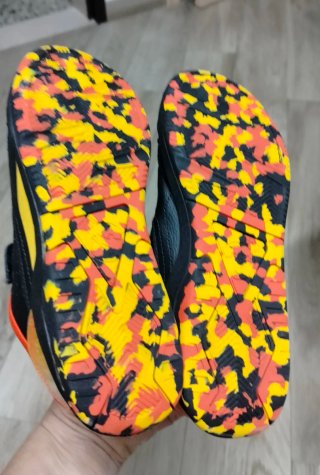 Scarpe sportive nere e arancioni