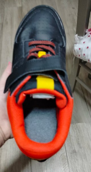 Scarpe sportive nere e arancioni