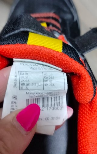 Scarpe sportive nere e arancioni
