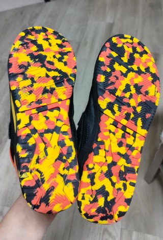 Scarpe sportive nere e arancioni