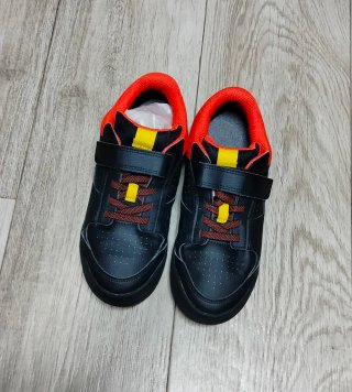 Scarpe sportive nere e arancioni