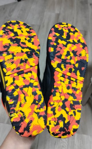 Scarpe sportive nere e arancioni