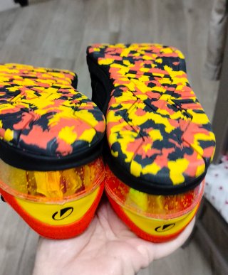 Scarpe sportive nere e arancioni