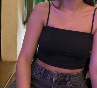 Crop top negro tirantes