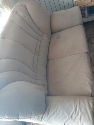 Divano a 2 posti e poltrona.