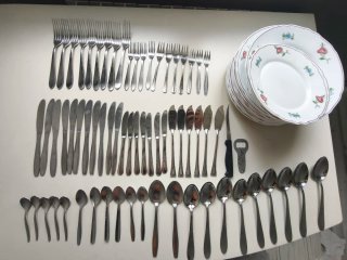 Set de 83 piezas: Cubertería y Platos