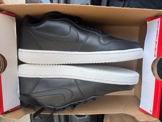 Zapatillas Nike Negras y Blancas