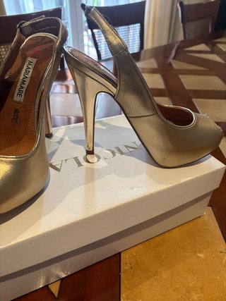 Zapatos de tacón dorados MARIAMARE