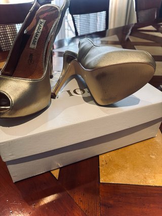 Zapatos de tacón dorados MARIAMARE