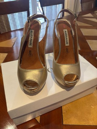 Zapatos de tacón dorados MARIAMARE