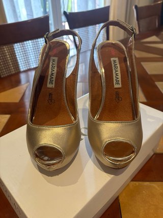 Zapatos de tacón dorados MARIAMARE