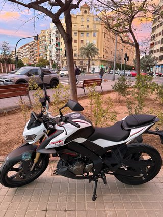 Moto Naked 125cc Blanca y Negra