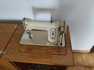Máquina de coser Singer con mueble