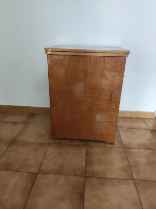Máquina de coser Singer con mueble