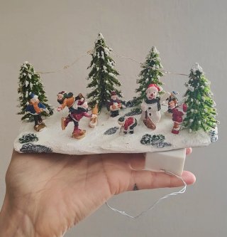 Villaggio di Natale in miniatura con lucine