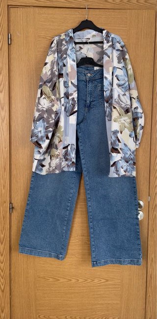 Conjunto de Kimono Estampado y Pantalón Vaquero