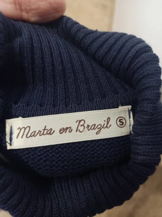 Vestido de punto azul con plumas