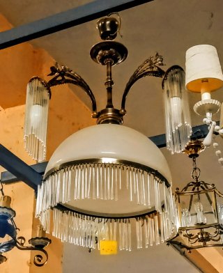 Lámpara antigua de techo con lágrimas de cristal