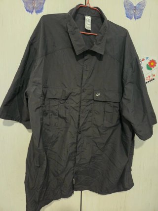 Camisa de hombre gris oscuro