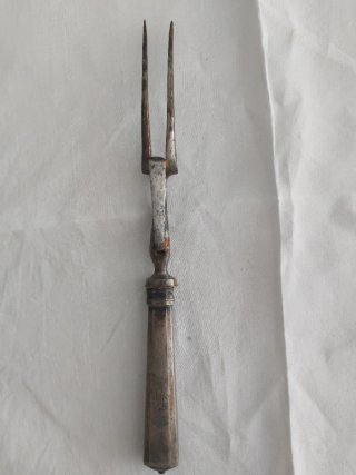 Antiguo Tenedor de Trinchado Metálico