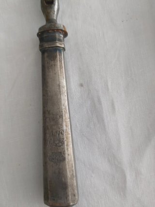 Antiguo Tenedor de Trinchado Metálico