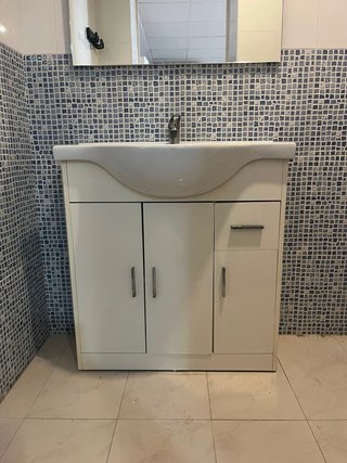 Mueble de baño con lavabo blanco