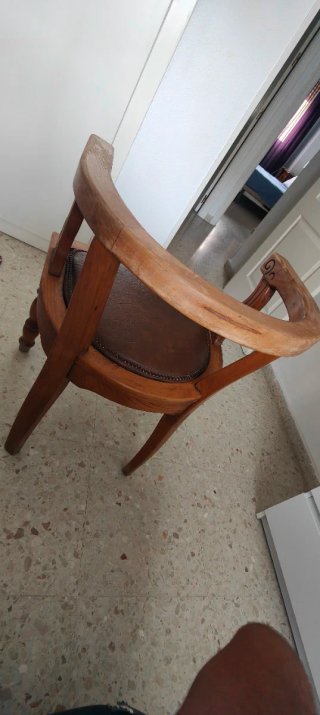 Silla Antigua de Madera y Cuero