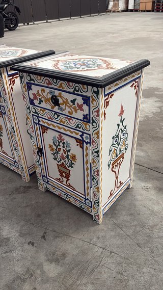 Mesita de noche artesanal pintada