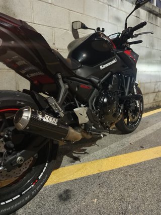 Kawasaki Z650 2023 Negro y rojo