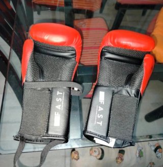 Guantes de boxeo FAST negros y rojos